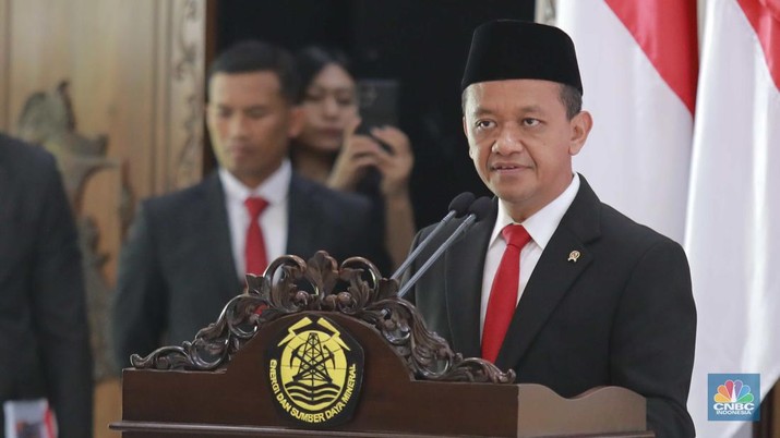 Serah terima jabatan Menteri Energi dan Sumber Daya Mineral (Menteri ESDM) dari Arifin Tasrif ke Bahlil Lahadalia. (CNBC Indonesia/Muhammad Sabki)