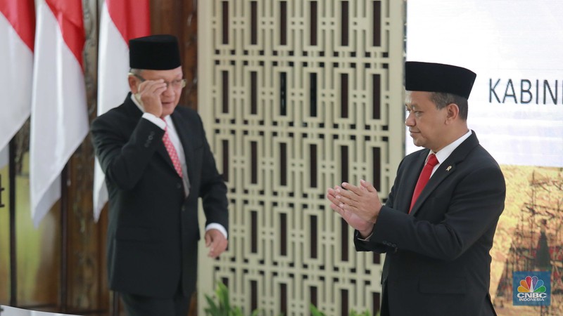 Arifin Tasrif resmi menyerahkan jabatannya sebagai Menteri Energi dan Sumber Daya Mineral kepada Bahlil Lahadalia. Adapun proses penyerahan tonggak kepemimpinan ini dilakukan dalam acara Serah Terima Jabatan (Sertijab) yang berlangsung di Gedung Kementerian (ESDM), Senin (19/8/2024). (CNBC Indonesia/Muhammad Sabki)
