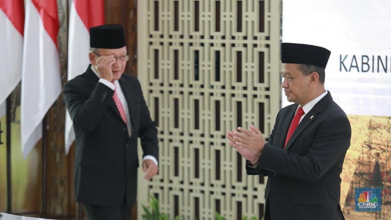 Arifin Tasrif resmi menyerahkan jabatannya sebagai Menteri Energi dan Sumber Daya Mineral kepada Bahlil Lahadalia. Adapun proses penyerahan tonggak kepemimpinan ini dilakukan dalam acara Serah Terima Jabatan (Sertijab) yang berlangsung di Gedung Kementerian (ESDM), Senin (19/8/2024). (CNBC Indonesia/Muhammad Sabki)