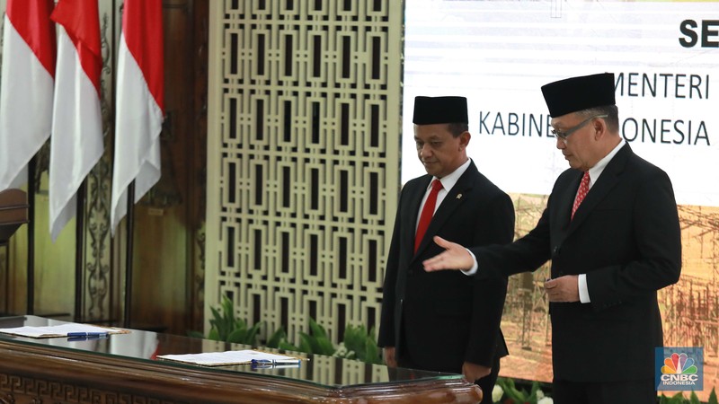 Arifin Tasrif resmi menyerahkan jabatannya sebagai Menteri Energi dan Sumber Daya Mineral kepada Bahlil Lahadalia. Adapun proses penyerahan tonggak kepemimpinan ini dilakukan dalam acara Serah Terima Jabatan (Sertijab) yang berlangsung di Gedung Kementerian (ESDM), Senin (19/8/2024). (CNBC Indonesia/Muhammad Sabki)