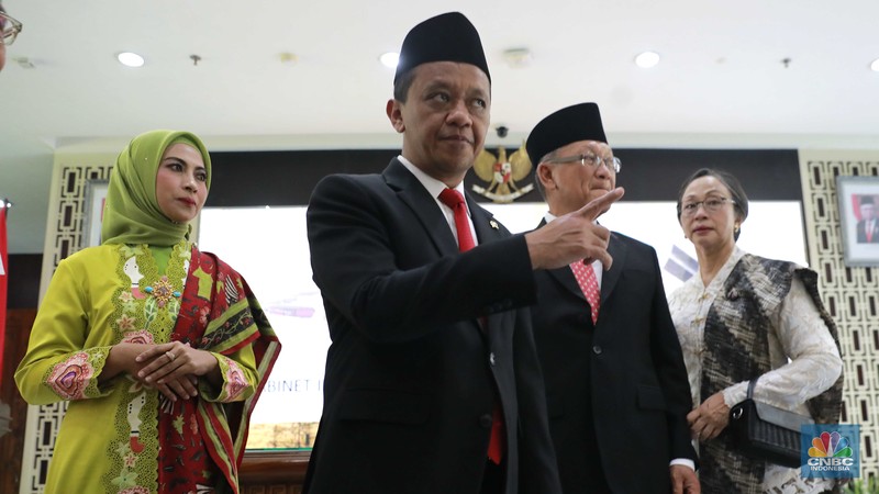 Arifin Tasrif resmi menyerahkan jabatannya sebagai Menteri Energi dan Sumber Daya Mineral kepada Bahlil Lahadalia. Adapun proses penyerahan tonggak kepemimpinan ini dilakukan dalam acara Serah Terima Jabatan (Sertijab) yang berlangsung di Gedung Kementerian (ESDM), Senin (19/8/2024). (CNBC Indonesia/Muhammad Sabki)