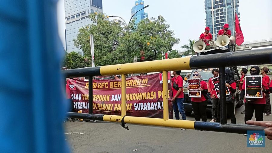Solidaritas Perjuangan Buruh Indonesia (SPBI) KFC melakukan aksi unjuk rasa di depan Gedung Kementerian Ketenagakerjaan pada Senin (19/8/2024) siang. (CNBC Indonesia/Ferry Sandi)