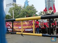 Buruh KFC Surabaya Demo di Kemnaker, Teriak Jadi Korban PHK Sepihak