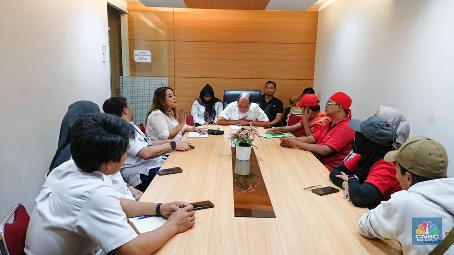 Solidaritas Perjuangan Buruh Indonesia (SPBI) KFC melaporkan dugaan pemutusan hubungan kerja (PHK) sepihak yang yang dilakukan manajemen PT Fast Food Indonesia atau KFC ke Kementerian Ketenagakerjaan (Kemnaker). (վ/Ferry Sandi)