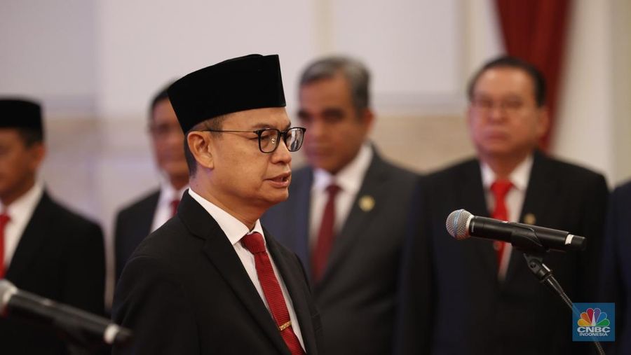 Taruna Ikrar saat dilantik sebagai Kepala Badan Pengawas Obat dan Makanan (BPOM) di Istana Negara, Jakarta, Senin (19/82024). (CNBC Indonesia/Tri Susilo)