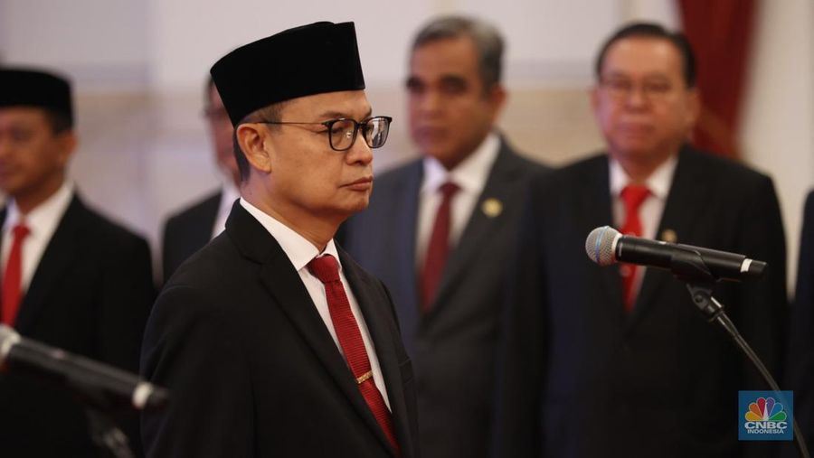 Taruna Ikrar saat dilantik sebagai Kepala Badan Pengawas Obat dan Makanan (BPOM) di Istana Negara, Jakarta, Senin (19/82024). (CNBC Indonesia/Tri Susilo)