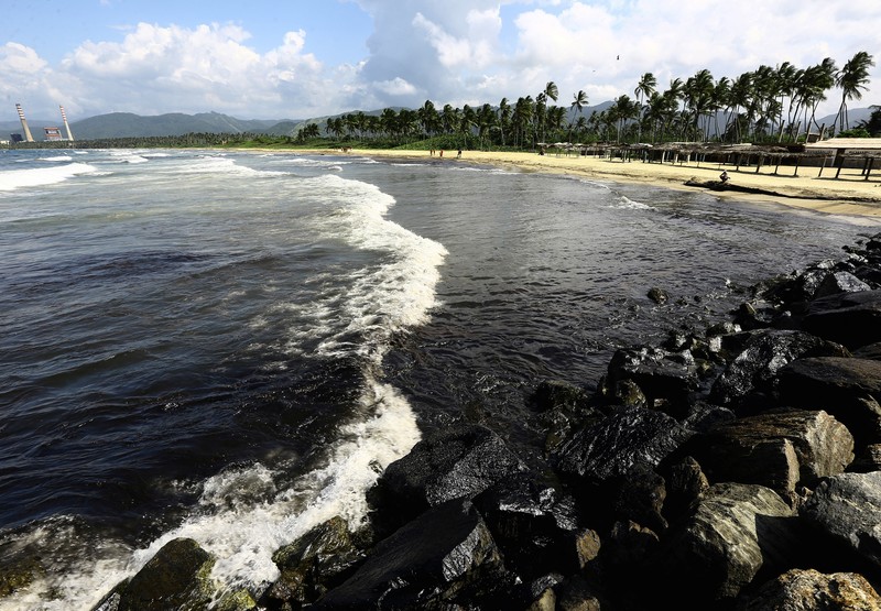 Tumpahan minyak terlihat di laut dan menutupi bebatuan di pantai dekat kilang minyak negara Venezuela PDVSA El Palito, di Boca de Aroa, Venezuela 16 Agustus 2024. Tumpahan minyak terlihat di laut dan menutupi bebatuan di pantai dekat kilang minyak negara Venezuela PDVSA El Palito, di Boca de Aroa, Venezuela 16 Agustus 2024. (REUTERS/Juan Carlos Hernandez)