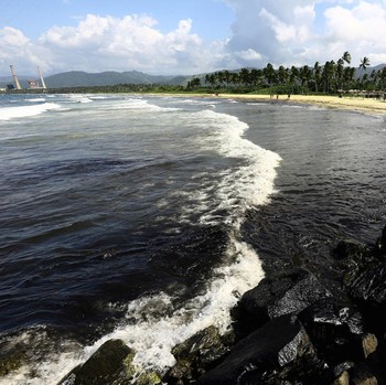 Ngeri! Kilang Minyak di Sini Bocor, Laut Jadi 'Hitam Legam'