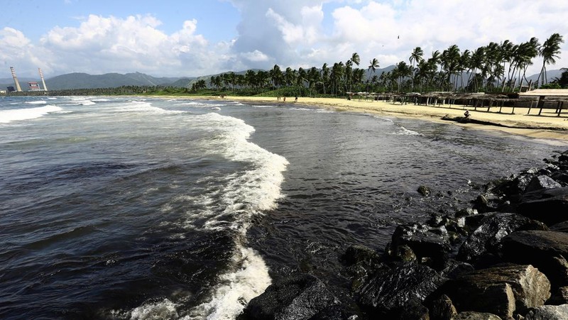 Tumpahan minyak terlihat di laut dan menutupi bebatuan di pantai dekat kilang minyak negara Venezuela PDVSA El Palito, di Boca de Aroa, Venezuela 16 Agustus 2024. (REUTERS/Juan Carlos Hernandez)