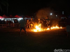 Seru! Warga Pasir Muncang Purwokerto Gelar Sepakbola Api Peringati HUT RI