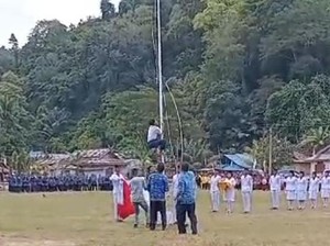 Siswa di Gorontalo Panjat Tiang Saat Upacara HUT RI gegara Tali Bendera Lepas