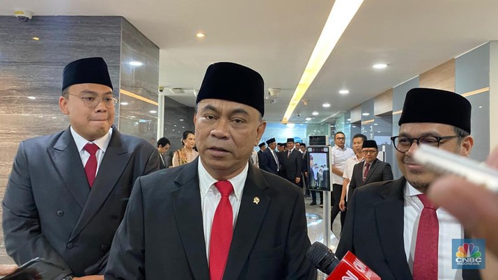 Wakil Menteri Komunikasi dan Informatika Angga Raka Prabowo dan Nezar Patria mendampingi Menkominfo Budi Arie. (CNBC Indonesia/Novina Putri Bestari)