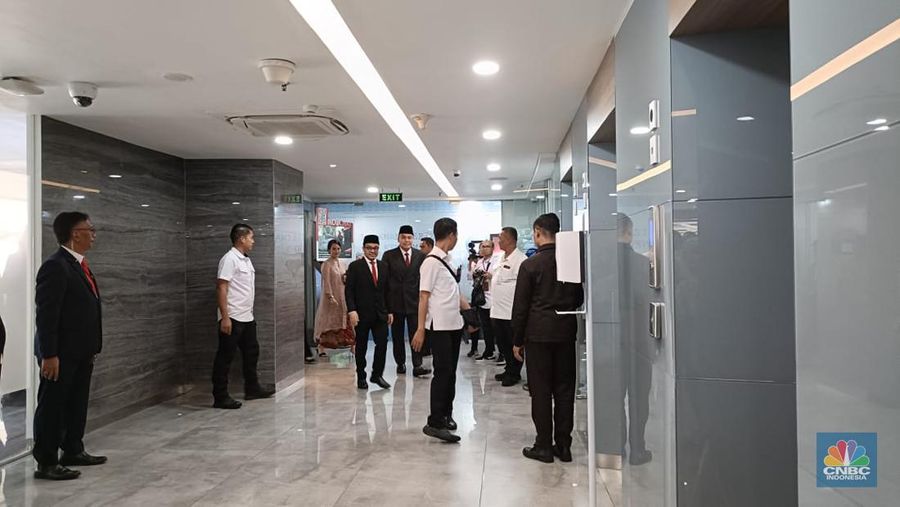 Wamenkominfo Nezar Patria bersama wamenkominfo yang baru dilantik Angga Raka Prabowo tiba di kantor Kementerian Kominfo usai dilantik Presiden Joko Widodo, Senin (19/8/2024). (վ/Novina Putri Bestari)