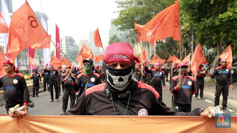 Aksi demonstrasi buruh di kawasan Patung Kuda, Jakarta, Selasa, (20/8/2024). Aksi buruh kali ini akan membawa isu omnibus law UU Cipta Kerja dan mengawal putusan MK terkait UU Pilkada. (վ/Muhammad Sabki)