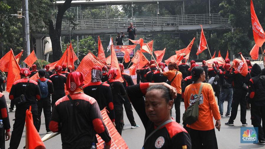 Aksi demonstrasi buruh di kawasan Patung Kuda, Jakarta, Selasa, (20/8/2024). Aksi buruh kali ini akan membawa isu omnibus law UU Cipta Kerja dan mengawal putusan MK terkait UU Pilkada. (վ/Muhammad Sabki)