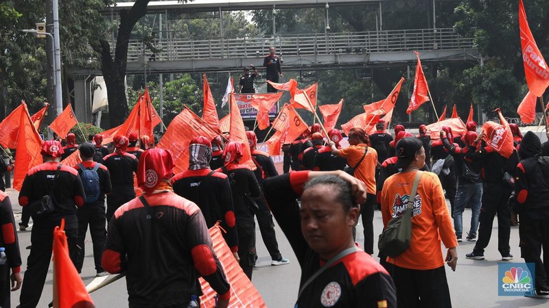 Aksi demonstrasi buruh di kawasan Patung Kuda, Jakarta, Selasa, (20/8/2024). Aksi buruh kali ini akan membawa isu omnibus law UU Cipta Kerja dan mengawal putusan MK terkait UU Pilkada. (վ/Muhammad Sabki)