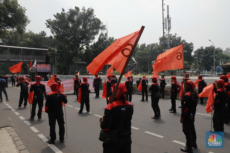Aksi demonstrasi buruh di kawasan Patung Kuda, Jakarta, Selasa, (20/8/2024). Aksi buruh kali ini akan membawa isu omnibus law UU Cipta Kerja dan mengawal putusan MK terkait UU Pilkada. Aksi demonstrasi buruh di kawasan Patung Kuda, Jakarta, Selasa, (20/8/2024). Aksi buruh kali ini akan membawa isu omnibus law UU Cipta Kerja dan mengawal putusan MK terkait UU Pilkada. (CNBC Indonesia/Muhammad Sabki)