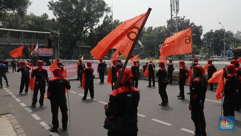 Aksi demonstrasi buruh di kawasan Patung Kuda, Jakarta, Selasa, (20/8/2024). Aksi buruh kali ini akan membawa isu omnibus law UU Cipta Kerja dan mengawal putusan MK terkait UU Pilkada. (վ/Muhammad Sabki)