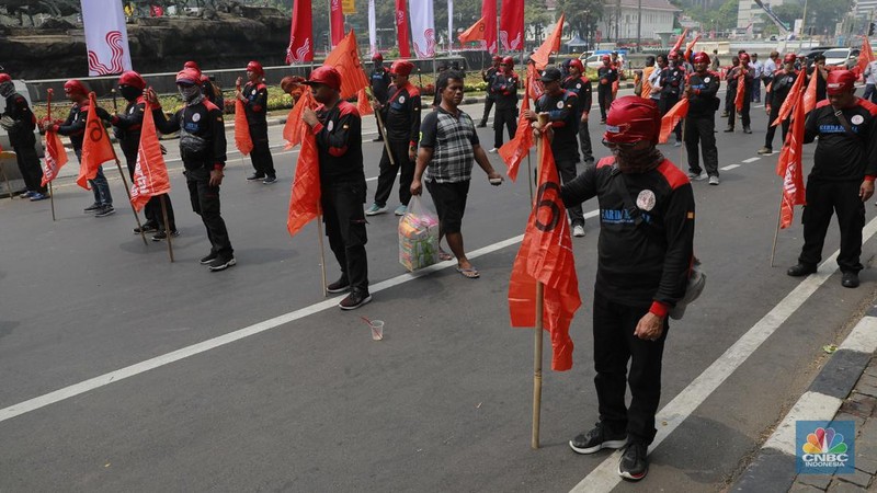 Aksi demonstrasi buruh di kawasan Patung Kuda, Jakarta, Selasa, (20/8/2024). Aksi buruh kali ini akan membawa isu omnibus law UU Cipta Kerja dan mengawal putusan MK terkait UU Pilkada. (վ/Muhammad Sabki)