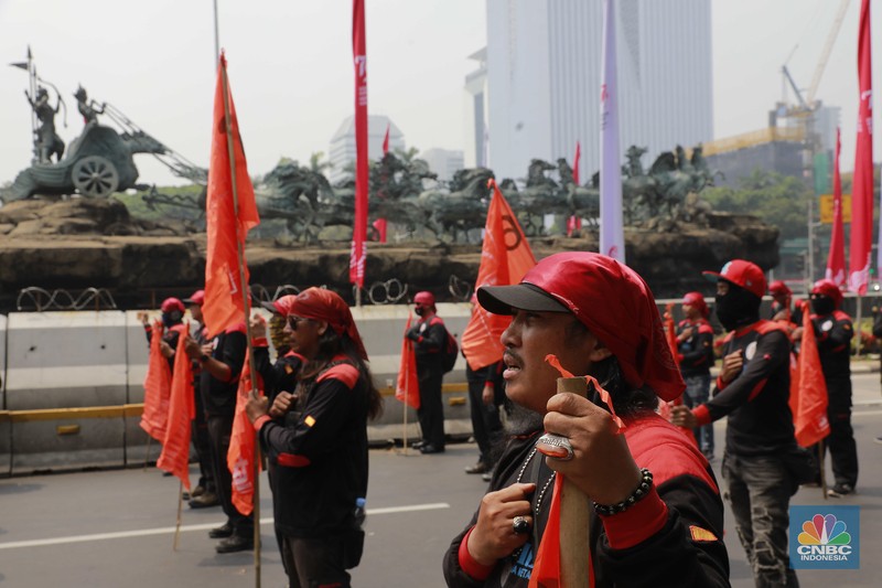 Aksi demonstrasi buruh di kawasan Patung Kuda, Jakarta, Selasa, (20/8/2024). Aksi buruh kali ini akan membawa isu omnibus law UU Cipta Kerja dan mengawal putusan MK terkait UU Pilkada. Aksi demonstrasi buruh di kawasan Patung Kuda, Jakarta, Selasa, (20/8/2024). Aksi buruh kali ini akan membawa isu omnibus law UU Cipta Kerja dan mengawal putusan MK terkait UU Pilkada. (CNBC Indonesia/Muhammad Sabki)