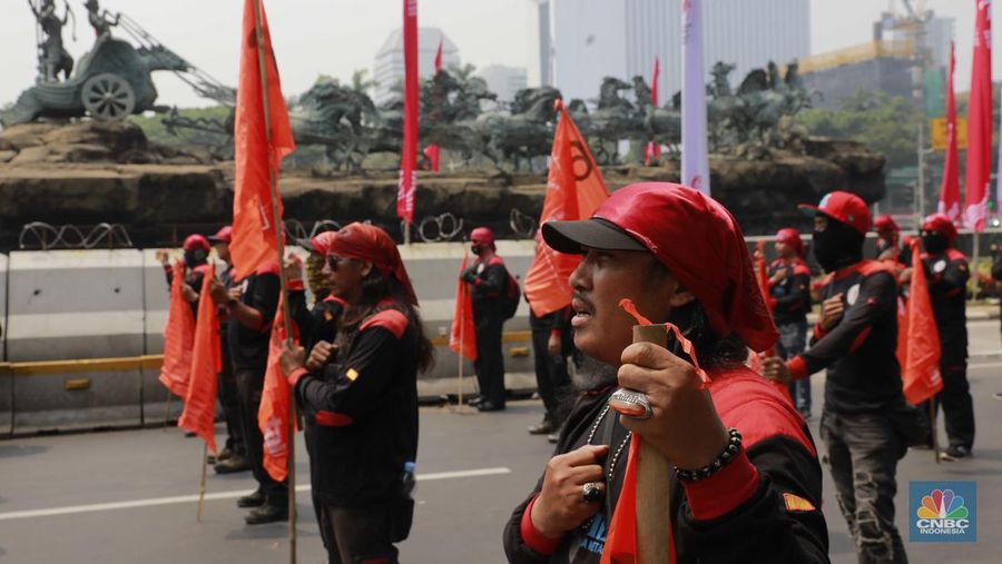 Aksi demonstrasi buruh di kawasan Patung Kuda, Jakarta, Selasa, (20/8/2024). Aksi buruh kali ini akan membawa isu omnibus law UU Cipta Kerja dan mengawal putusan MK terkait UU Pilkada. (վ/Muhammad Sabki)
