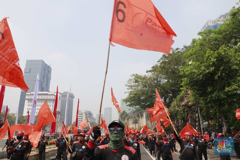 Aksi demonstrasi buruh di kawasan Patung Kuda, Jakarta, Selasa, (20/8/2024). Aksi buruh kali ini akan membawa isu omnibus law UU Cipta Kerja dan mengawal putusan MK terkait UU Pilkada. Aksi demonstrasi buruh di kawasan Patung Kuda, Jakarta, Selasa, (20/8/2024). Aksi buruh kali ini akan membawa isu omnibus law UU Cipta Kerja dan mengawal putusan MK terkait UU Pilkada. (CNBC Indonesia/Muhammad Sabki)