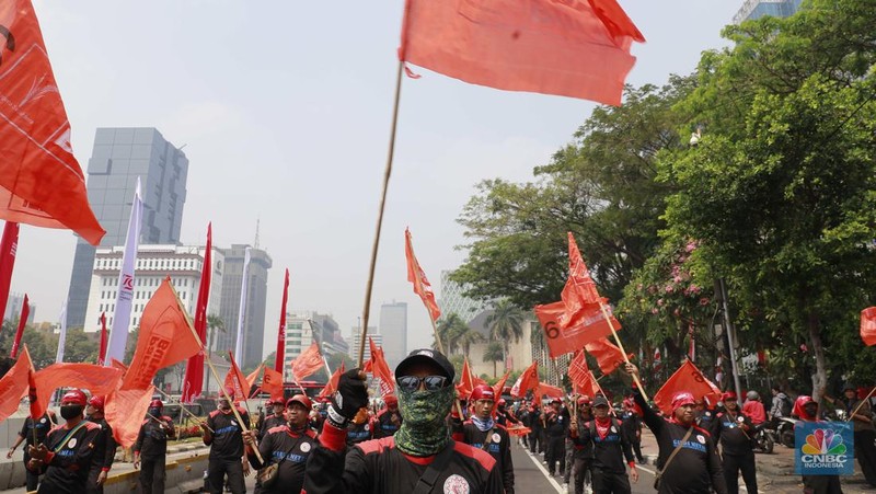Aksi demonstrasi buruh di kawasan Patung Kuda, Jakarta, Selasa, (20/8/2024). Aksi buruh kali ini akan membawa isu omnibus law UU Cipta Kerja dan mengawal putusan MK terkait UU Pilkada. (վ/Muhammad Sabki)
