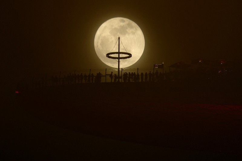 Supermoon langka muncul di atas pelabuhan kargo di utara ibu kota Indonesia, Jakarta, pada hari Senin (19 Agustus), menandai supermoon pertama tahun ini. Supermoon langka muncul di atas pelabuhan kargo di utara ibu kota Indonesia, Jakarta, pada hari Senin (19 Agustus), menandai supermoon pertama tahun ini. (Reuters/)