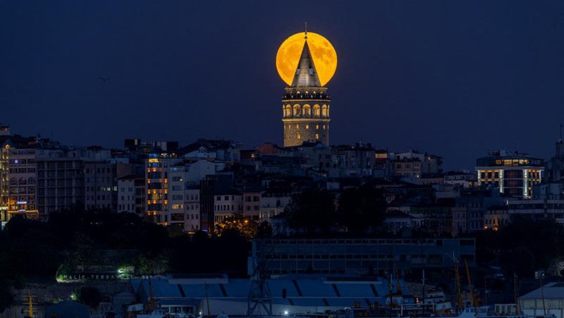 Supermoon langka muncul di atas pelabuhan kargo di utara ibu kota Indonesia, Jakarta, pada hari Senin (19 Agustus), menandai supermoon pertama tahun ini. (Reuters/)