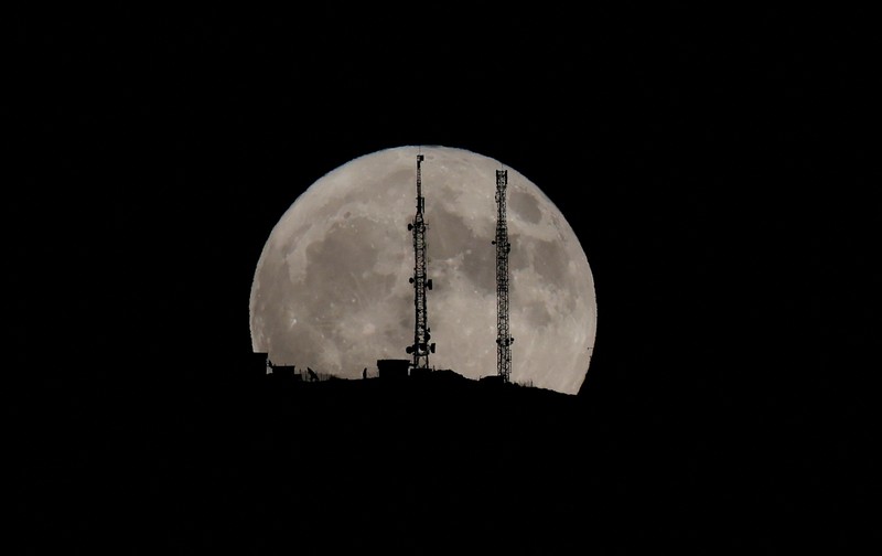 Supermoon langka muncul di atas pelabuhan kargo di utara ibu kota Indonesia, Jakarta, pada hari Senin (19 Agustus), menandai supermoon pertama tahun ini. (Reuters/)