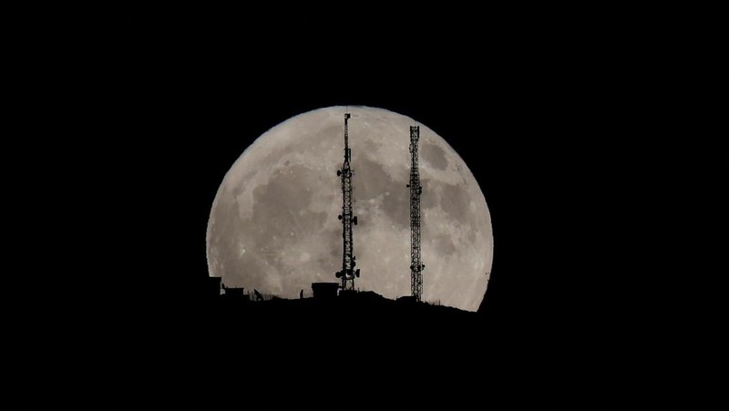 Supermoon langka muncul di atas pelabuhan kargo di utara ibu kota Indonesia, Jakarta, pada hari Senin (19 Agustus), menandai supermoon pertama tahun ini. (Reuters/)