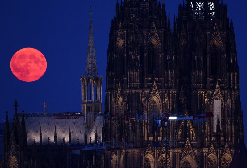 Supermoon langka muncul di atas pelabuhan kargo di utara ibu kota Indonesia, Jakarta, pada hari Senin (19 Agustus), menandai supermoon pertama tahun ini. (Reuters/)