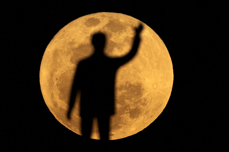 Supermoon langka muncul di atas pelabuhan kargo di utara ibu kota Indonesia, Jakarta, pada hari Senin (19 Agustus), menandai supermoon pertama tahun ini. Supermoon langka muncul di atas pelabuhan kargo di utara ibu kota Indonesia, Jakarta, pada hari Senin (19 Agustus), menandai supermoon pertama tahun ini. (Reuters/)