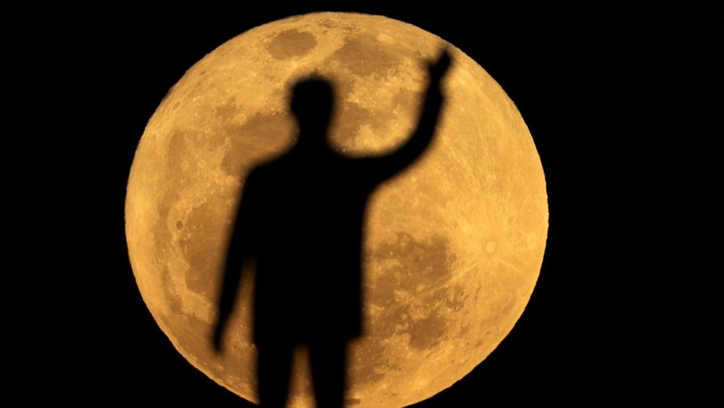 Supermoon langka muncul di atas pelabuhan kargo di utara ibu kota Indonesia, Jakarta, pada hari Senin (19 Agustus), menandai supermoon pertama tahun ini. (Reuters/)