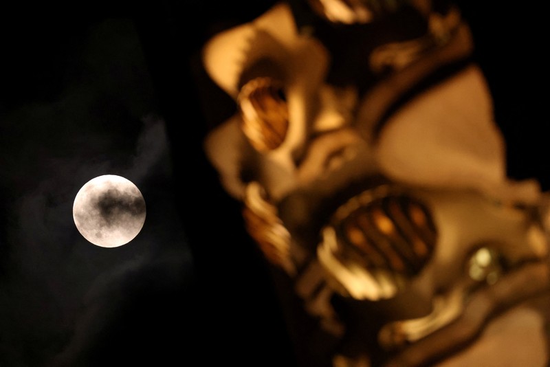 Supermoon langka muncul di atas pelabuhan kargo di utara ibu kota Indonesia, Jakarta, pada hari Senin (19 Agustus), menandai supermoon pertama tahun ini. Supermoon langka muncul di atas pelabuhan kargo di utara ibu kota Indonesia, Jakarta, pada hari Senin (19 Agustus), menandai supermoon pertama tahun ini. (Reuters/)