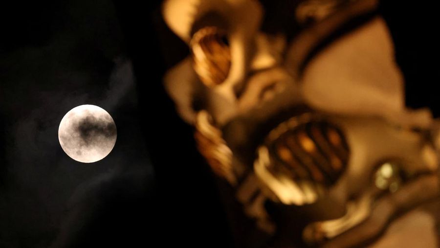 Supermoon langka muncul di atas pelabuhan kargo di utara ibu kota Indonesia, Jakarta, pada hari Senin (19 Agustus), menandai supermoon pertama tahun ini. (Reuters/)
