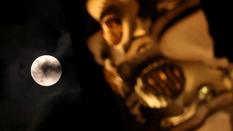 Supermoon langka muncul di atas pelabuhan kargo di utara ibu kota Indonesia, Jakarta, pada hari Senin (19 Agustus), menandai supermoon pertama tahun ini. (Reuters/)