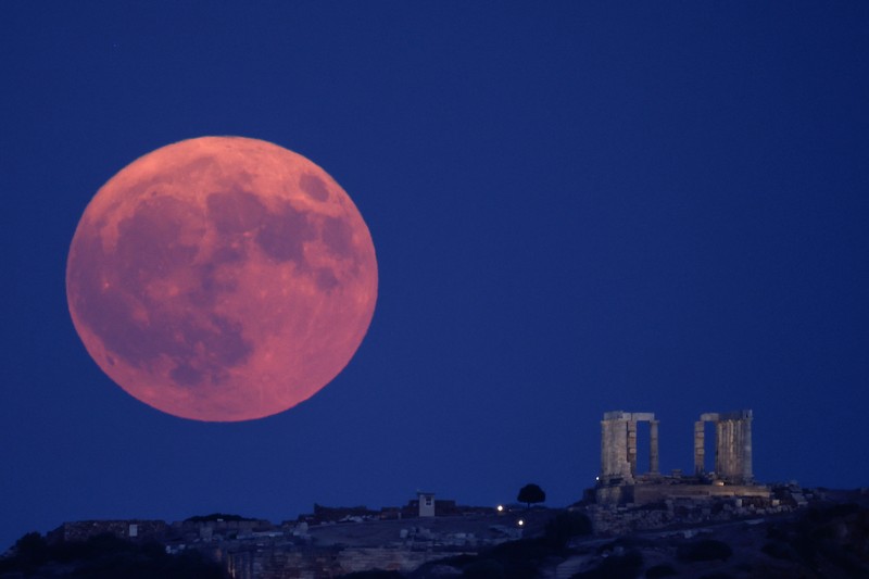 Supermoon langka muncul di atas pelabuhan kargo di utara ibu kota Indonesia, Jakarta, pada hari Senin (19 Agustus), menandai supermoon pertama tahun ini. Supermoon langka muncul di atas pelabuhan kargo di utara ibu kota Indonesia, Jakarta, pada hari Senin (19 Agustus), menandai supermoon pertama tahun ini. (Reuters/)