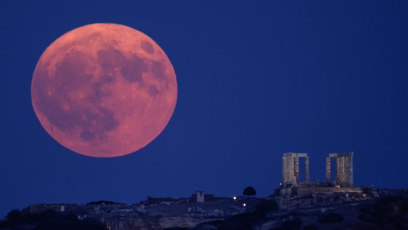 Supermoon langka muncul di atas pelabuhan kargo di utara ibu kota Indonesia, Jakarta, pada hari Senin (19 Agustus), menandai supermoon pertama tahun ini. (Reuters/)