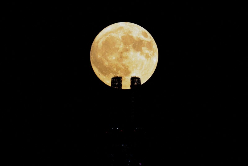 Supermoon langka muncul di atas pelabuhan kargo di utara ibu kota Indonesia, Jakarta, pada hari Senin (19 Agustus), menandai supermoon pertama tahun ini. Supermoon langka muncul di atas pelabuhan kargo di utara ibu kota Indonesia, Jakarta, pada hari Senin (19 Agustus), menandai supermoon pertama tahun ini. (Reuters/)