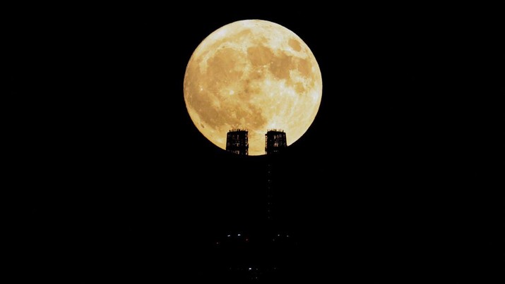 Bulan super, yang dikenal sebagai Bulan Biru, terbit di atas Menara Lotte World setinggi 123 lantai di Seoul, Korea Selatan, 19 Agustus 2024. (REUTERS/Kim Soo-hyeon)