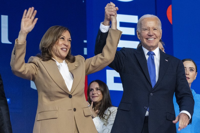 Presiden AS Joe Biden, kandidat presiden dari Partai Demokrat dan Wakil Presiden AS Kamala Harris dan Second Gentleman Doug Emhoff berdiri di atas panggung selama Hari pertama Konvensi Nasional Demokrat (DNC) di Chicago, Illinois, AS, 19 Agustus 2024. (REUTERS/Vincent Alban)