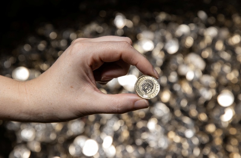 Cetakan baru koin satu pound dipamerkan di Royal Mint di Llantrisant, Wales, Inggris, 1 November 2023. (Chris Fairweather/Huw Evans Agency/Handout via REUTERS)