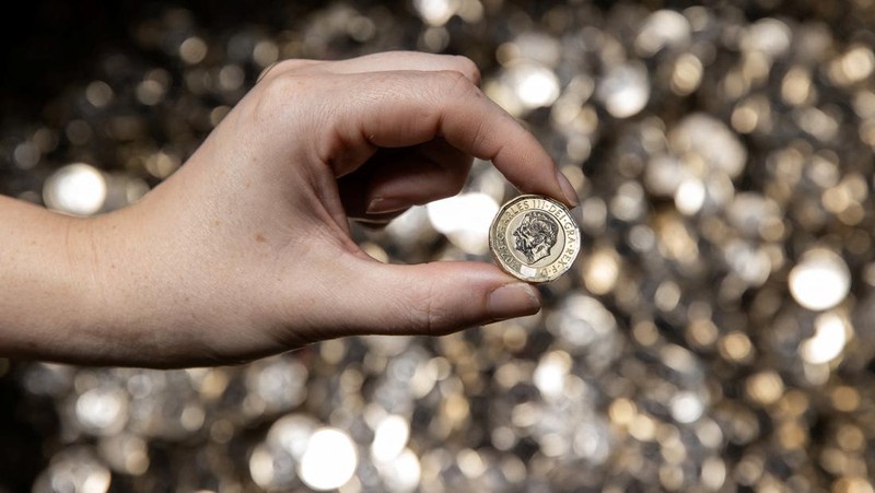 Cetakan baru koin satu pound dipamerkan di Royal Mint di Llantrisant, Wales, Inggris, 1 November 2023. (Chris Fairweather/Huw Evans Agency/Handout via REUTERS)