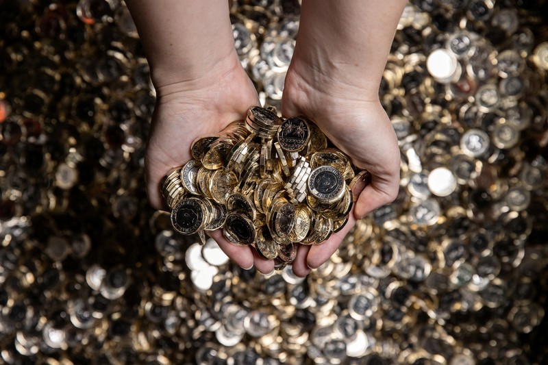 Cetakan baru koin satu pound dipamerkan di Royal Mint di Llantrisant, Wales, Inggris, 1 November 2023. (Chris Fairweather/Huw Evans Agency/Handout via REUTERS)