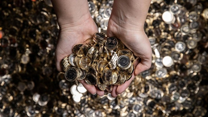 Cetakan baru koin satu pound dipamerkan di Royal Mint di Llantrisant, Wales, Inggris, 1 November 2023. (Chris Fairweather/Huw Evans Agency/Handout via REUTERS)