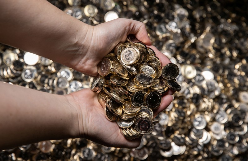 Cetakan baru koin satu pound dipamerkan di Royal Mint di Llantrisant, Wales, Inggris, 1 November 2023. (Chris Fairweather/Huw Evans Agency/Handout via REUTERS)