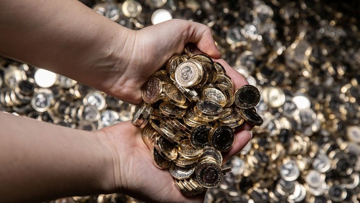 Cetakan baru koin satu pound dipamerkan di Royal Mint di Llantrisant, Wales, Inggris, 1 November 2023. (Chris Fairweather/Huw Evans Agency/Handout via REUTERS)