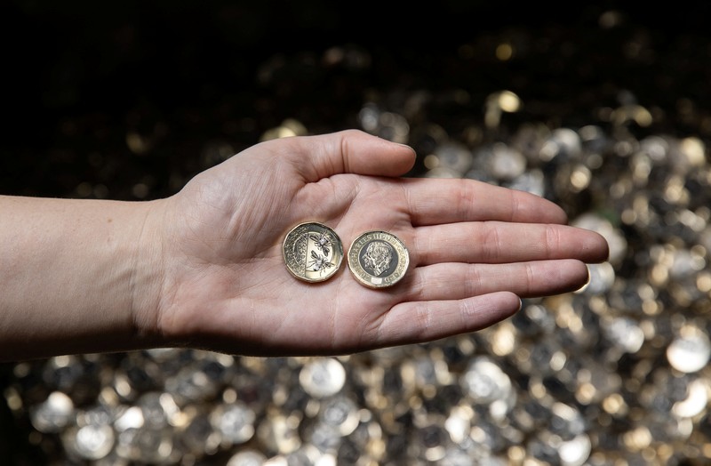 Cetakan baru koin satu pound dipamerkan di Royal Mint di Llantrisant, Wales, Inggris, 1 November 2023. Cetakan baru koin satu pound dipamerkan di Royal Mint di Llantrisant, Wales, Inggris, 1 November 2023. (Chris Fairweather/Huw Evans Agency/Handout via REUTERS)