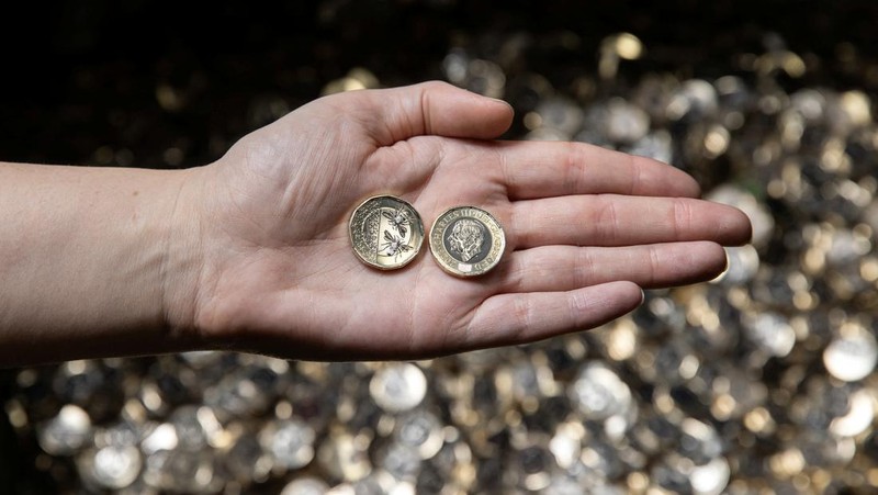 Cetakan baru koin satu pound dipamerkan di Royal Mint di Llantrisant, Wales, Inggris, 1 November 2023. (Chris Fairweather/Huw Evans Agency/Handout via REUTERS)